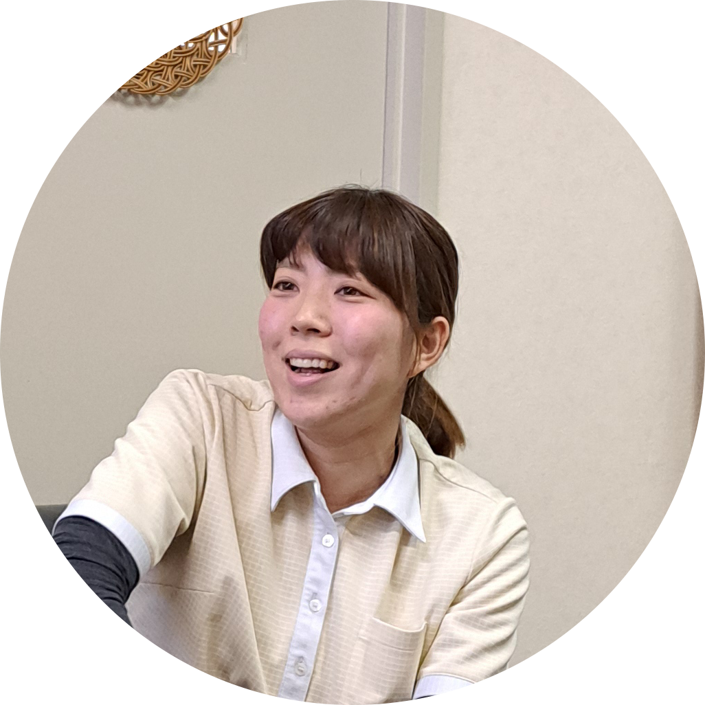 談笑している介護職員の女性