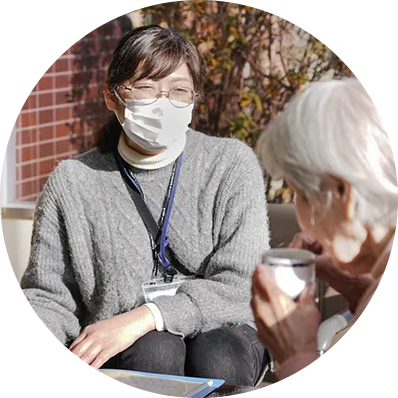 ご利用者の女性と談笑する相談員の女性