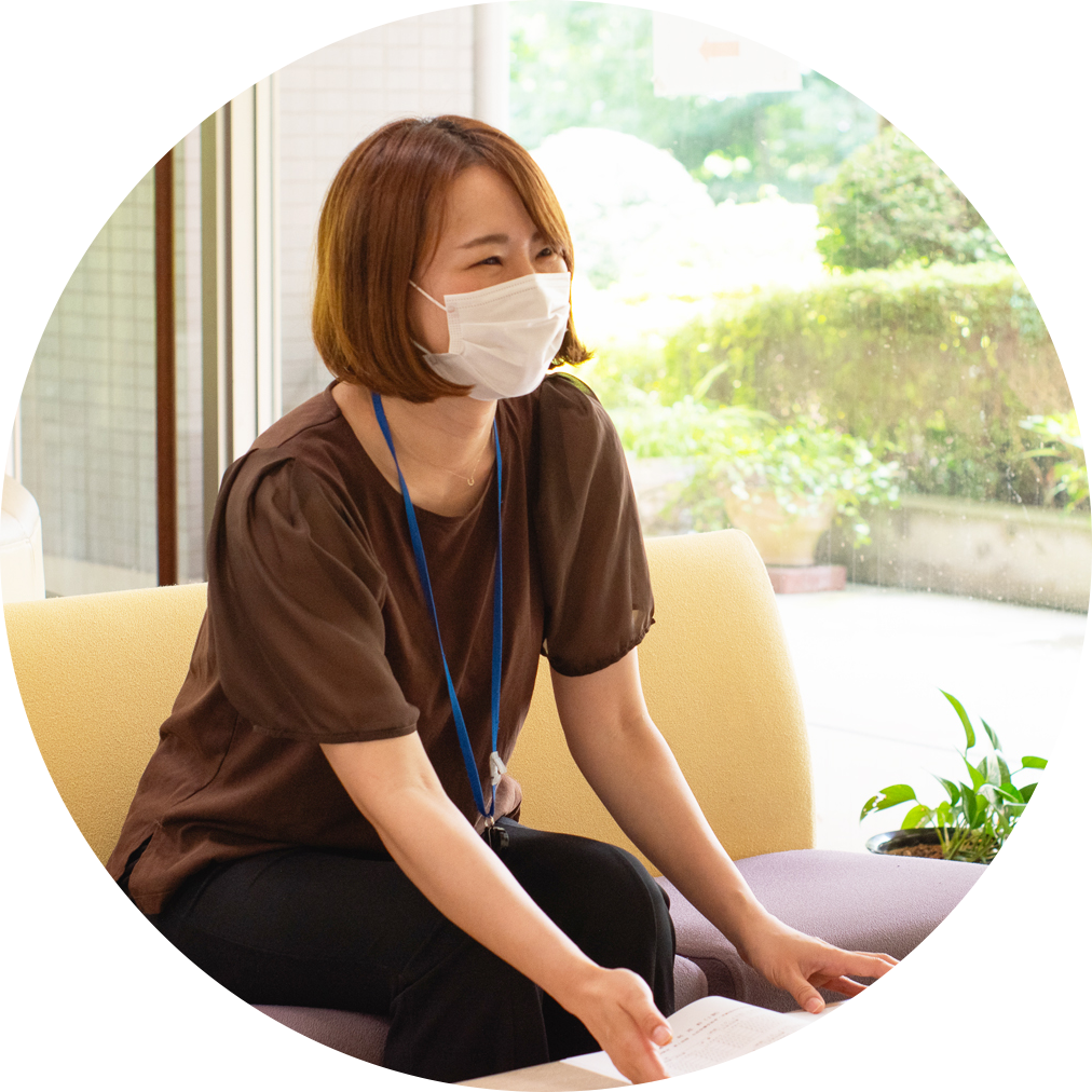 入所手続きの説明をしている相談員の女性