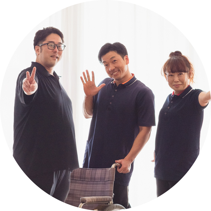 正面を向いて笑っている3人の介護職員