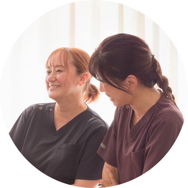 左を向いて笑っている女性看護師