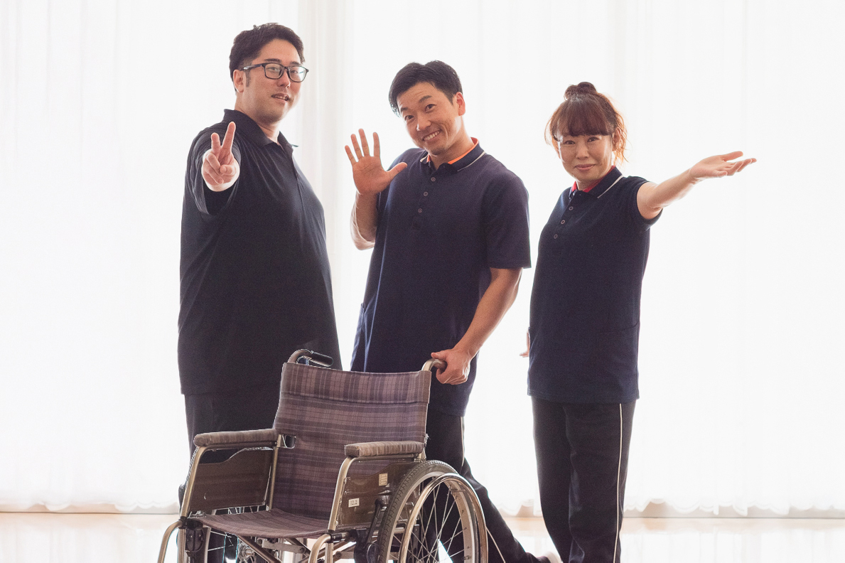 和敬園の介護職員3人がピースをして笑っている写真
