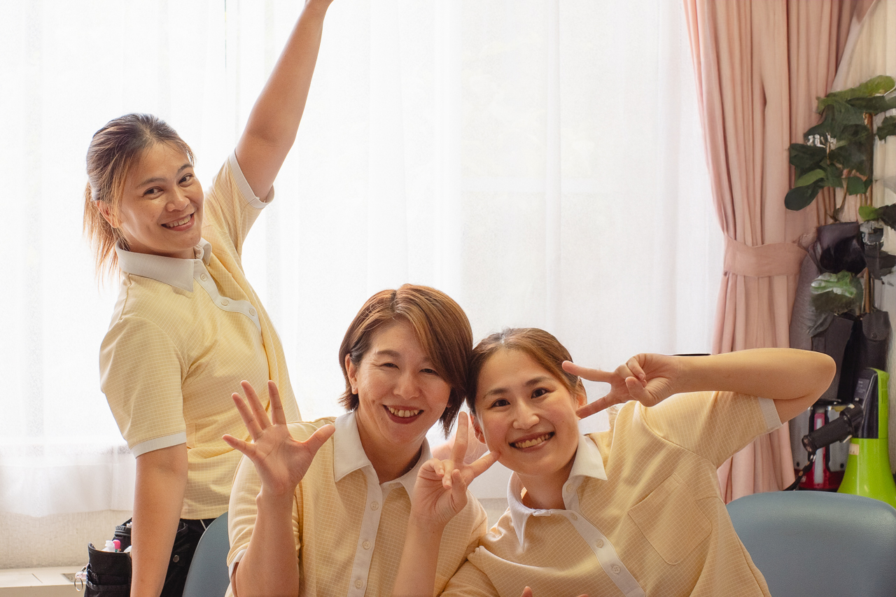 松楓園の介護職員3人がピースをして笑っている写真