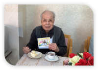 バースデーカードを持って笑っているご利用者の男性