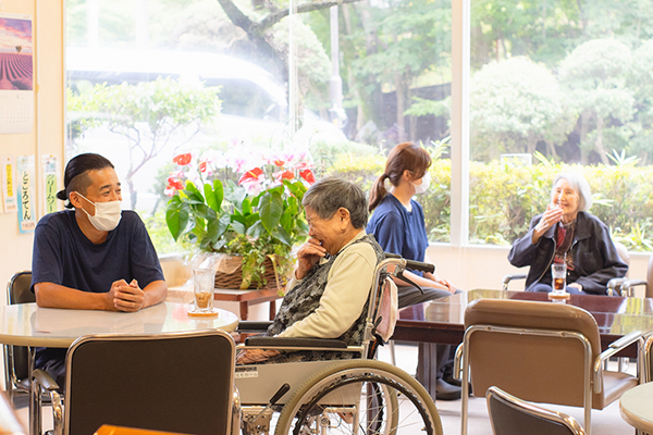 喫茶スペースで談笑するご利用者と介護職員